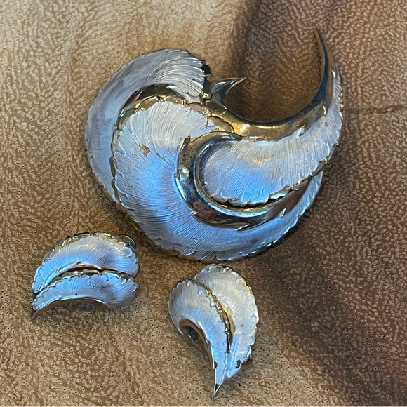 Vintage Coro Feather brooch & clip on earrings Demi parure gold and silver tone - Picture 2 of 15